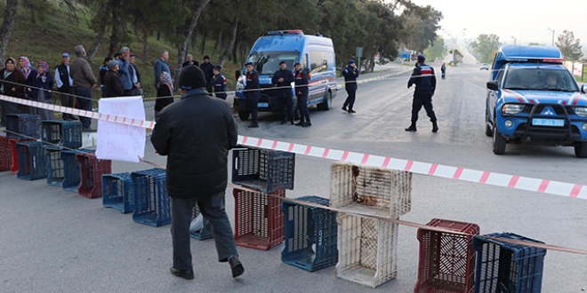 Dedemizden kaldı dediler, Pamukkale yolunu trafiğe kapattılar