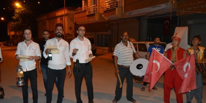 Öğretmenler vatandaşları sahura manilerle kaldırdı