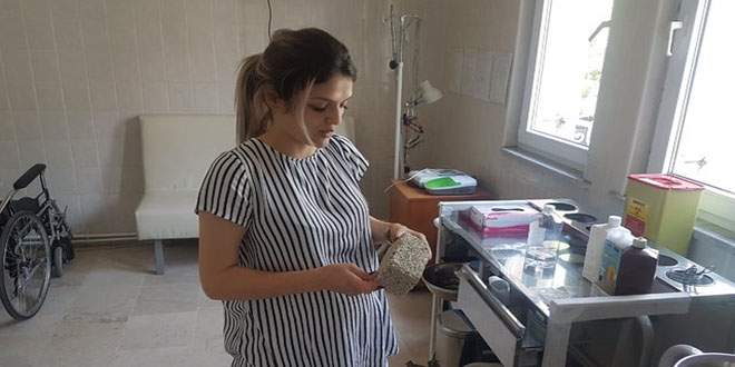 Hamile hemşireye kaldırım taşı ile saldırdı