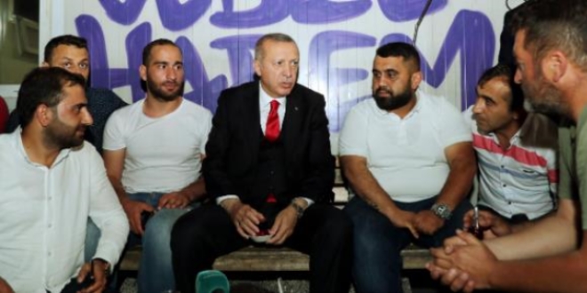 Cumhurbaşkanı Erdoğan, minibüs durağını ziyaret etti