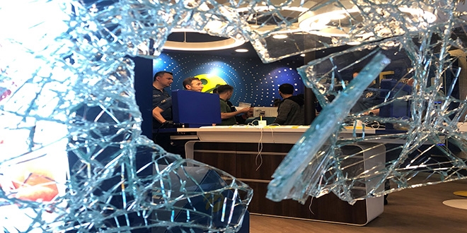 Yüzlerinde maske, ellerinde taşlarla mağaza soydular