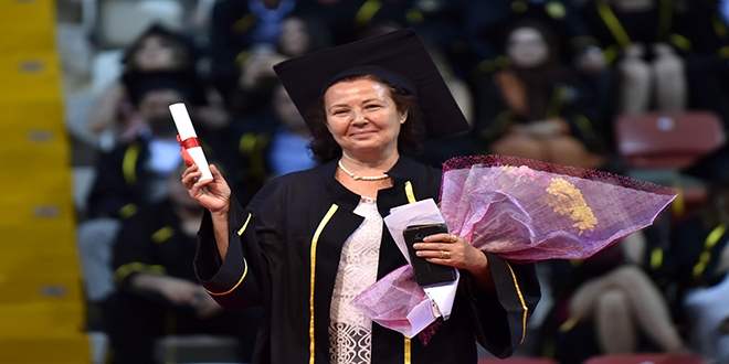 Şehit oğlunun isteğini üniversiten mezun olarak yerine getirdi