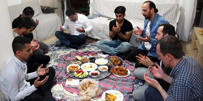 Rektör, öğrencilerin sahur davetini geri çevirmedi