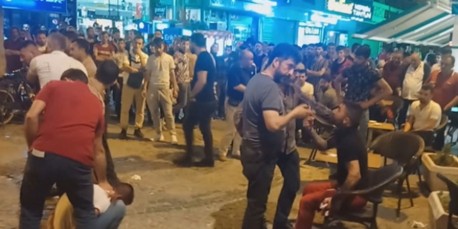Polise bıçakla saldırarak belindeki tabancayı aldı