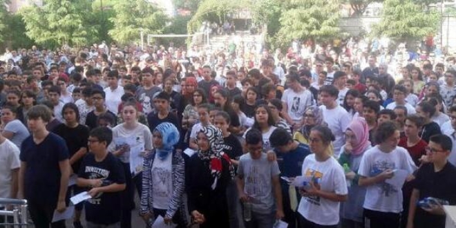 Kimliğini evde unutan öğrenci son anda sınava girdi