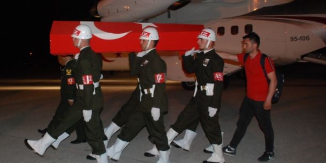 Şehit oğlunun fotoğrafına sarılıp gözyaşı döktü