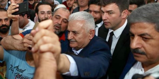 Binali Yıldırım, Esenyurt'ta vatandaşlarla iftar yaptı