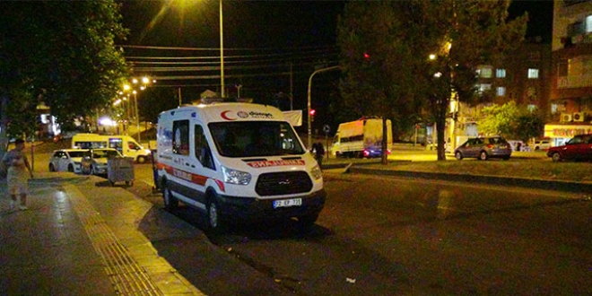 Yola atlan patlayc ambulansa isabet etti