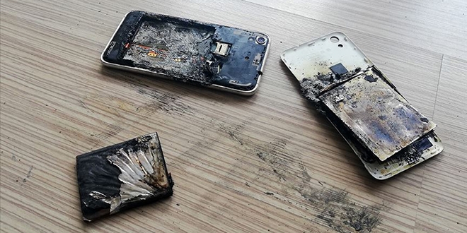 Müdür yardımcısının elindeki telefon patladı