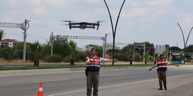 Srcler dikkat! 'Drone' ile trafik cezas yazlyor