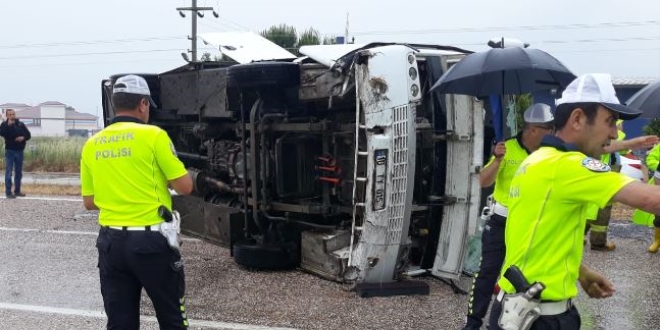 Balkesir'de otobs devrildi: 1 l, 8 yaral