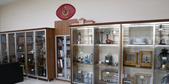 Bir asırlık eserleri makam odasında sergiliyor