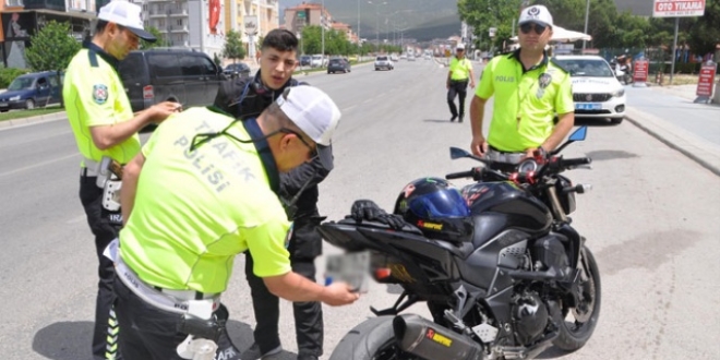 Trafik polisleri yol kontrolünde fark etti, cezayı bastı