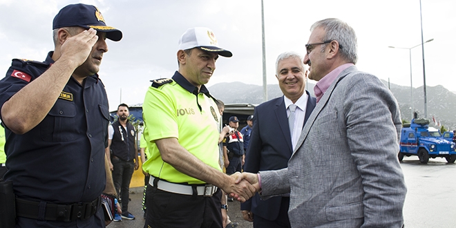 Antalya Valisi trafik kontrolüne katıldı