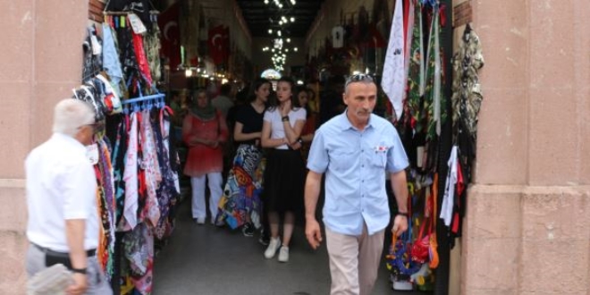 Aynalı Çarşı'da arefe günü hareketliliği