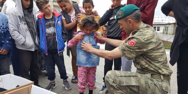 Türk Askeri, Kosovalı çocukların yüzünü güldürdü