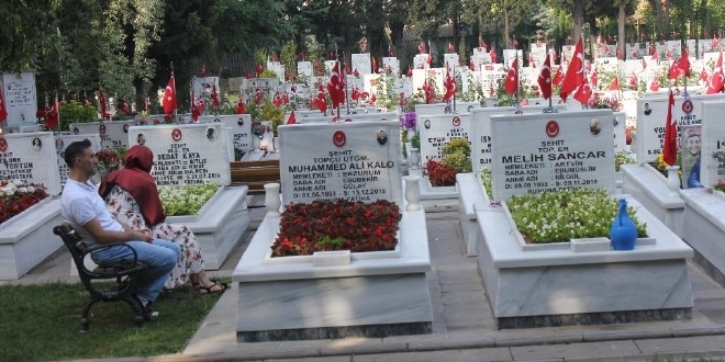 Şehit aileleri, Edirnekapı Şehitliği'nde