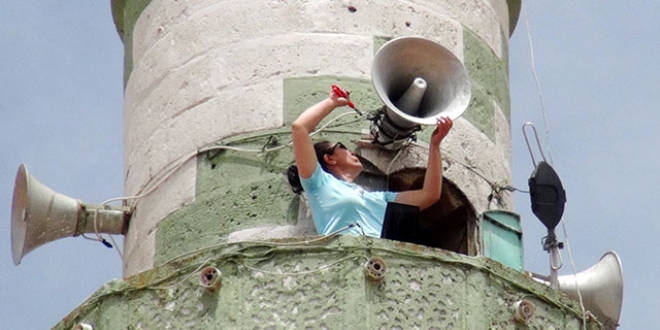 Sema usta, ekmeini minareden kazanyor