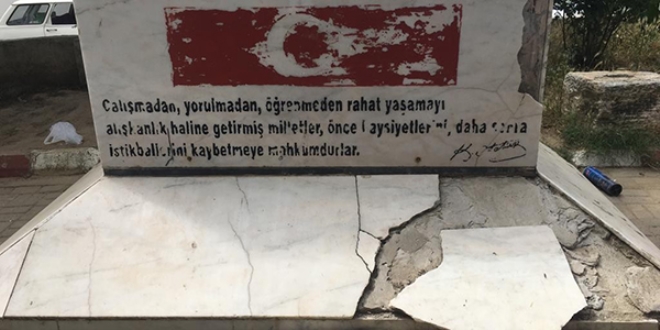 Atatürk büstünün bakımsız hali tepki çekti