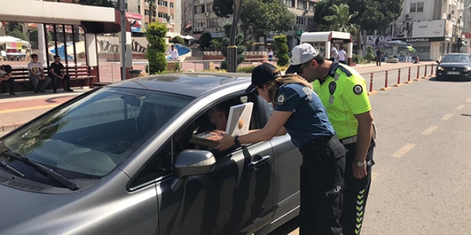 Polislerden srclere bayram ikolatas