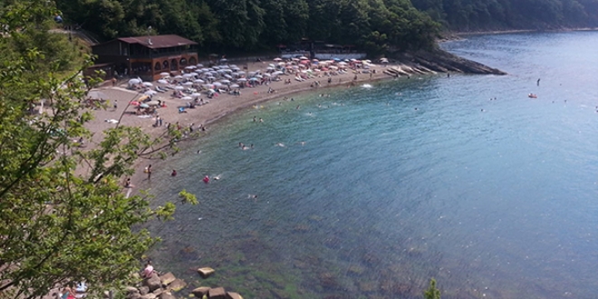 Akçakoca'da sahilleri tıklım tıklım