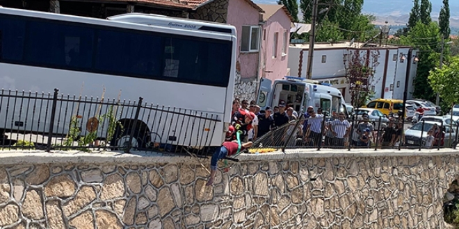 Otobüsün çarptığı adam bariyerlere sıkışarak can verdi