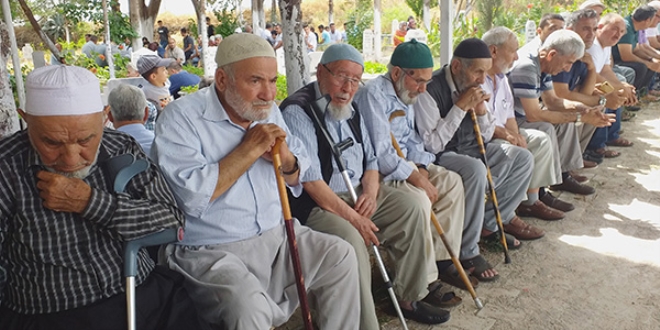 25 yıldır hatim duası yapıp mezarlıkta bayramlaşıyorlar