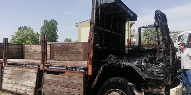 Yediemin otoparkındaki araçlar yandı