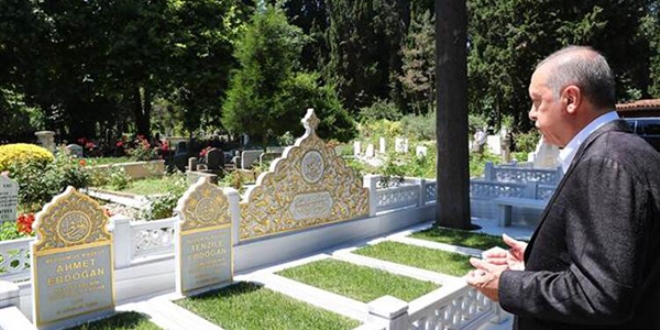 Erdoğan, anne ve babasının mezarını ziyaret etti