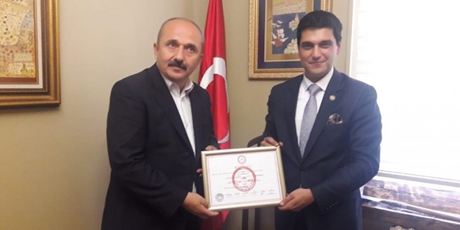 Yusufeli Belediye Başkanı mazbatasını aldı
