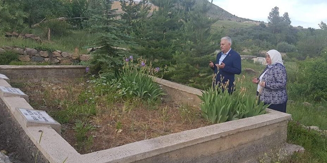 Binali Yıldırım, aile kabristanını ziyaret etti