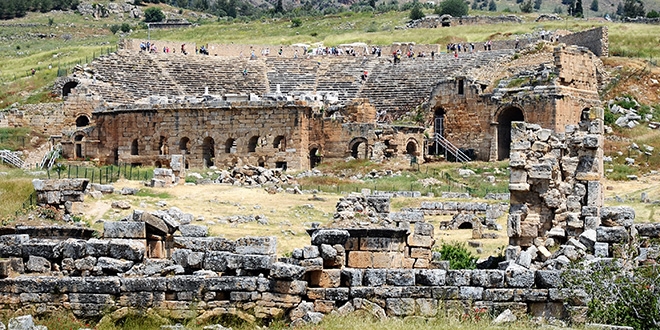1800 yıllık tiyatro, ihtişamıyla kendine hayran bırakıyor