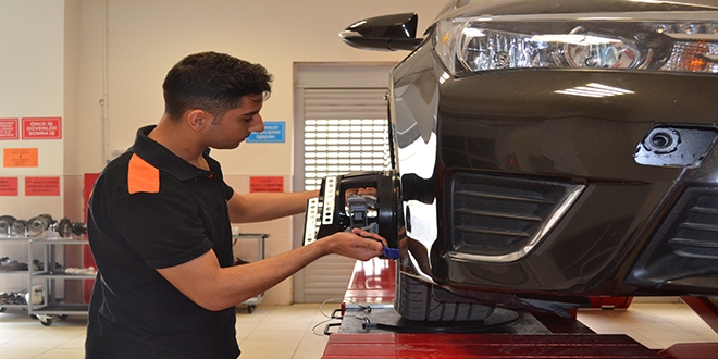 Otomotiv firmalarının mezunlarına iş verdiği okul