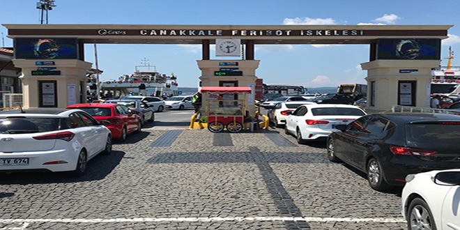 Tatilcilerin dönüş çilesi: 2 km feribot kuyruğu