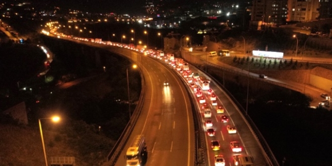 Kocaeli'de dönüş yoğunluğu: trafik durma noktasına geldi