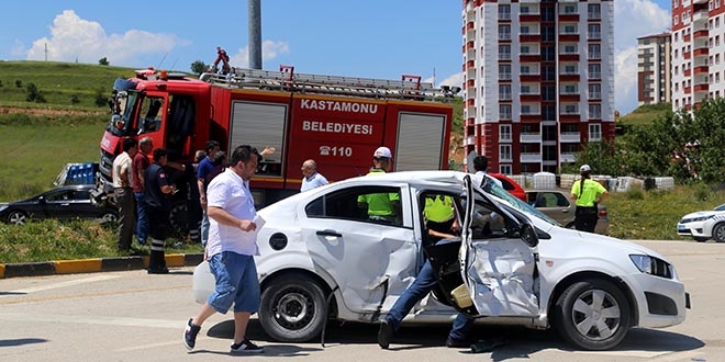 İtfaiye aracı ile otomobil çarpıştı: 1'i itfaiye eri, 4 yaralı
