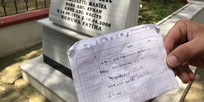 Şehit mezarına bırakılan not duygulandırdı