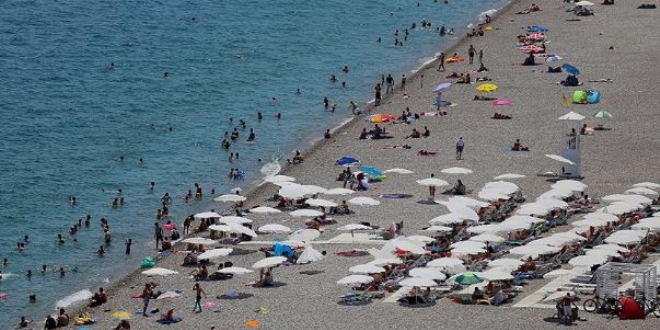 Antalya sahillerinde younluk devam ediyor