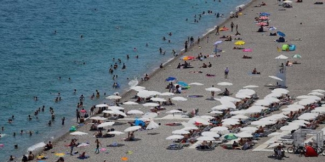 Antalya sahillerinde yoğunluk devam ediyor