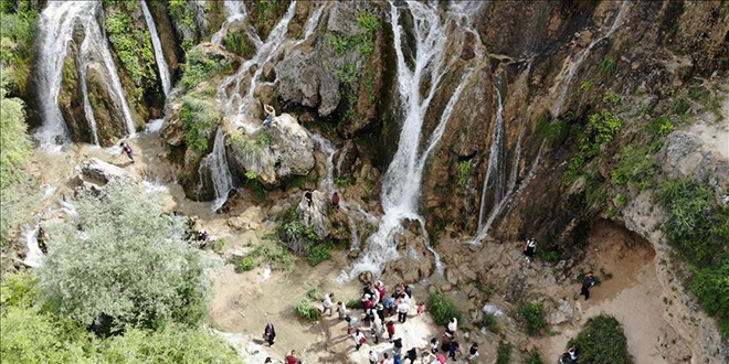 Girlevik Şelalesi tatilcilerin ilgi odağı