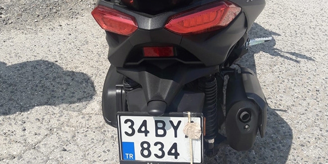 Plakayı çiçekle kapattı ama polisten kaçamadı