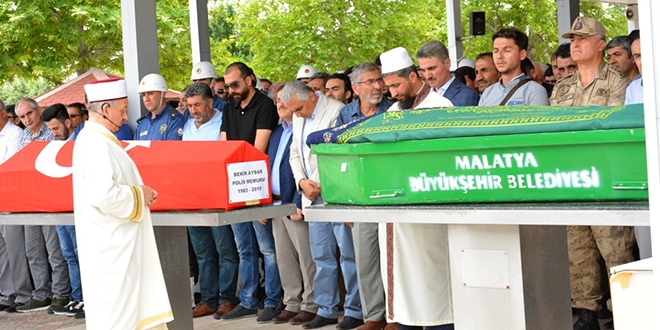 Silahlı saldırıda ölen polis ve annesi defnedildi