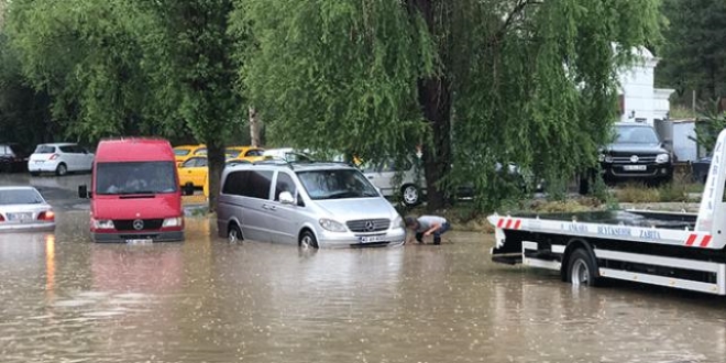 Ankara'da sağanak hayatı felç etti