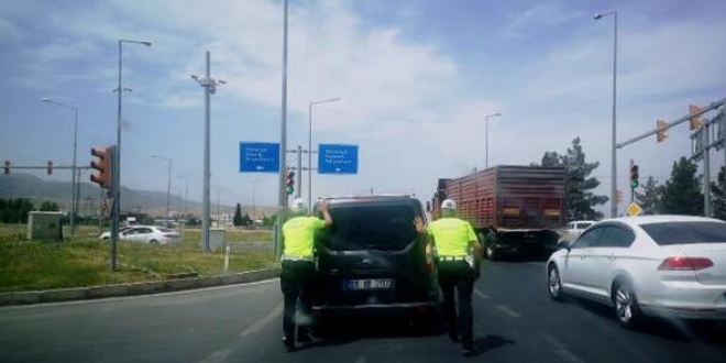 Trafik polislerinden yolda kalan sürücüye yardım