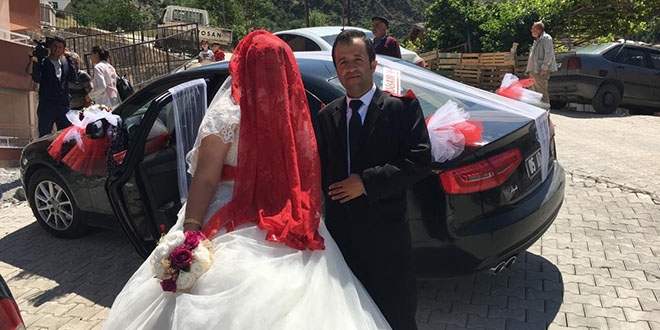 Evlenen çiftlerin gelin arabası belediyeden