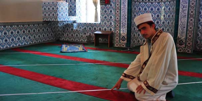 Yeni atanan mam 67 yllk yanl kble ynn dzeltti