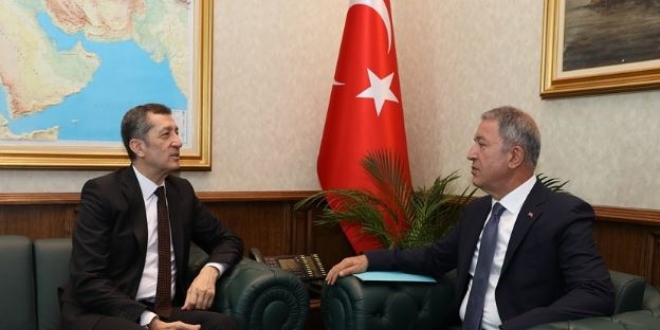 Bakan Akar, Milli Eğitim Bakanı Selçuk ile bir araya geldi