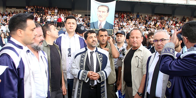 Rektör mezunları yağmurda yalnız bırakmadı
