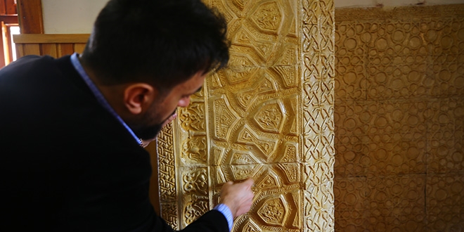 Tarihi mescidin 'figrl' mihrab dikkati ekiyor