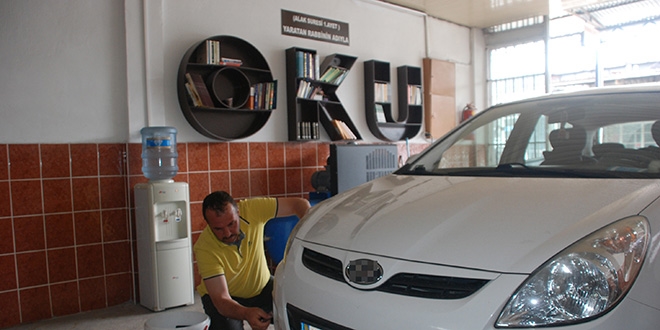 Okulu bıraktı, okumayı bırakmadı